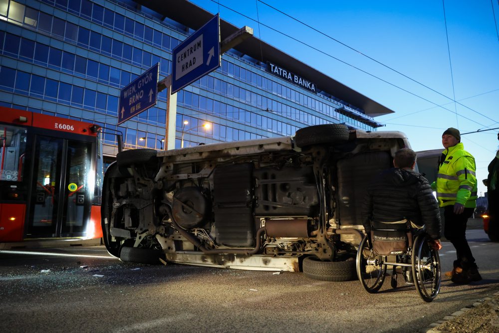 Dopravná nehoda na Hodžovom námestí v Bratislave