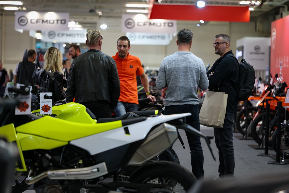 Najväčšia domáca prehliadka motoriek, áut aj karavanov sa začala v Bratislave