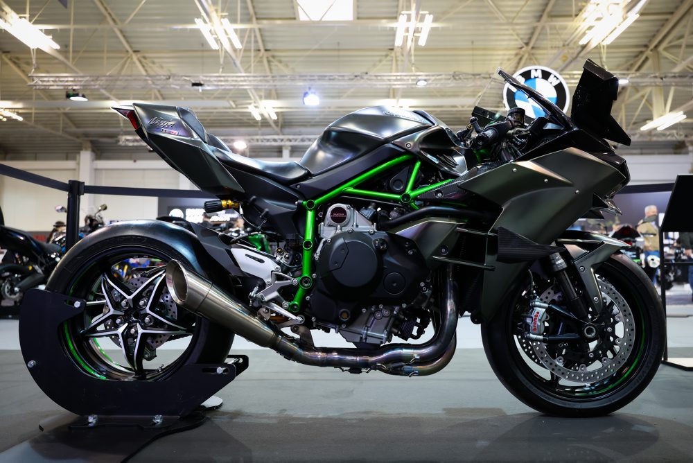 Najväčšia domáca prehliadka motoriek, áut aj karavanov sa začala v Bratislave