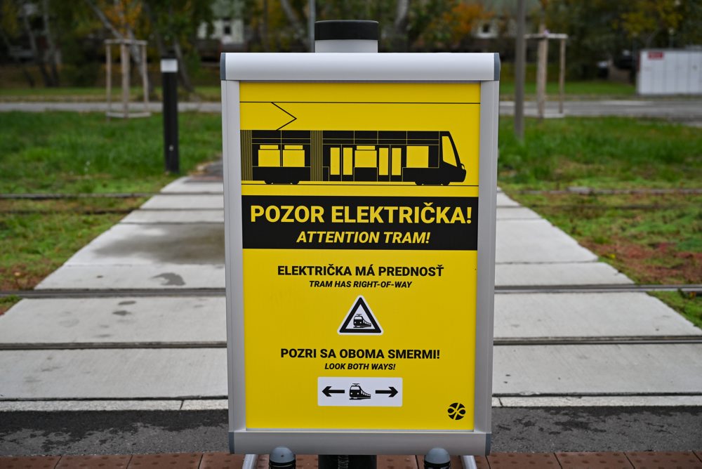 Výstražná tabuľa Pozor električka! pred priechodom pre chodcov