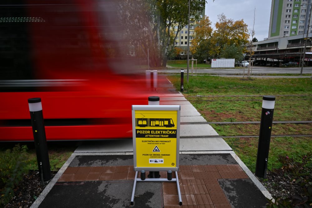 Výstražná tabuľa Pozor električka! pred priechodom pre chodcov