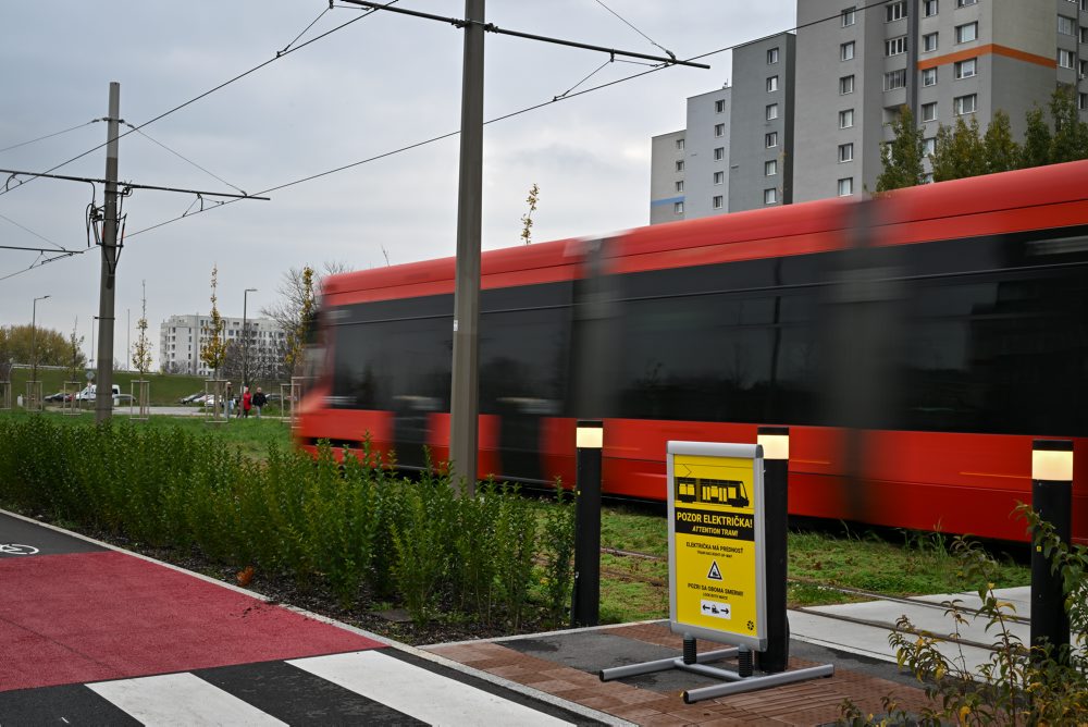 Výstražná tabuľa Pozor električka! pred priechodom pre chodcov