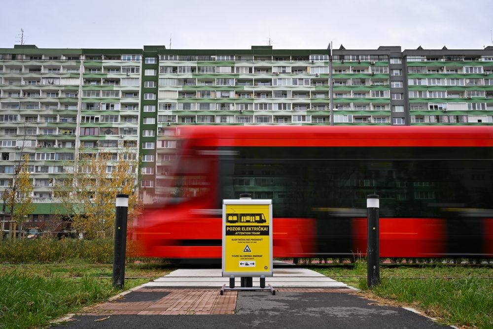 Výstražná tabuľa Pozor električka! pred priechodom pre chodcov
