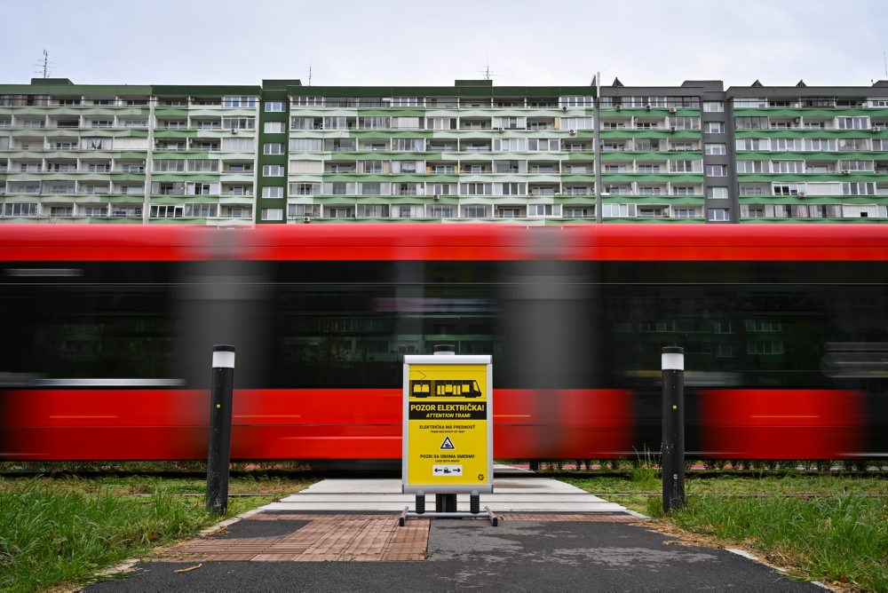 Výstražná tabuľa Pozor električka! pred priechodom pre chodcov