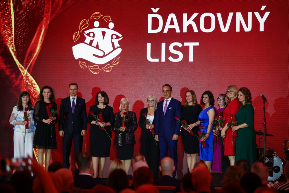 Minister práce E. Tomáš udelil 36 laureátom rezortné vyznamenania