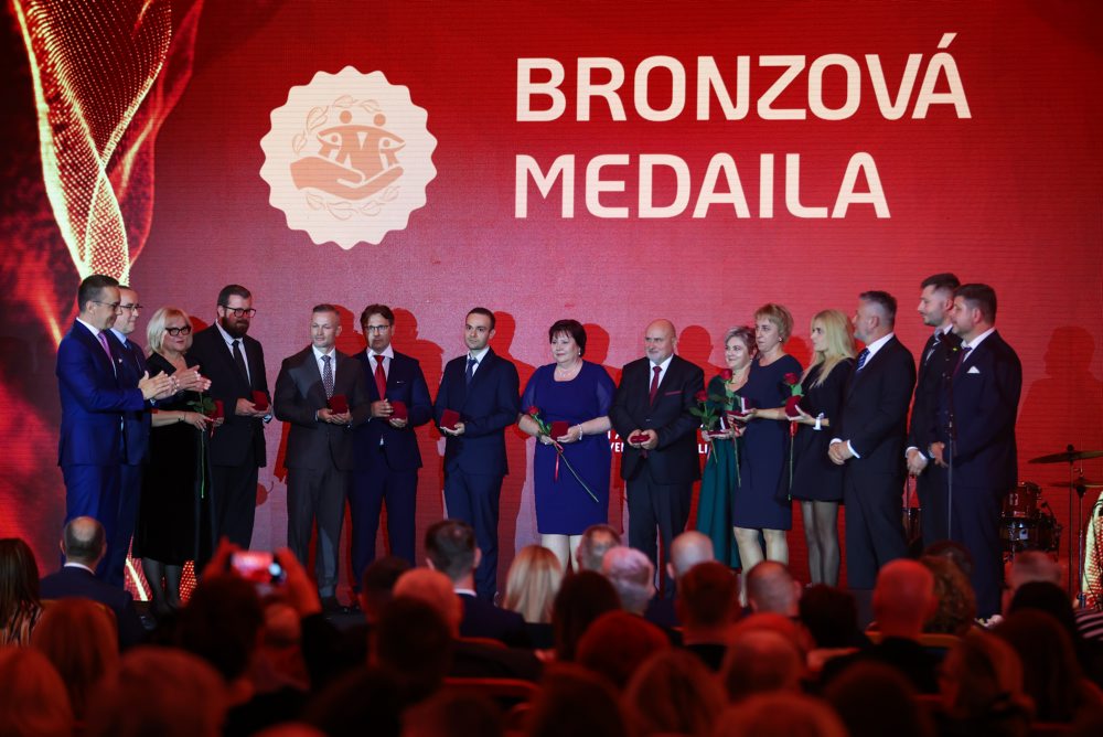 Minister práce E. Tomáš udelil 36 laureátom rezortné vyznamenania