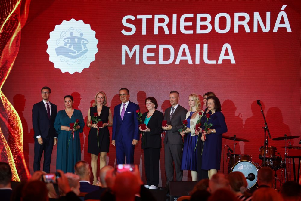 Minister práce E. Tomáš udelil 36 laureátom rezortné vyznamenania