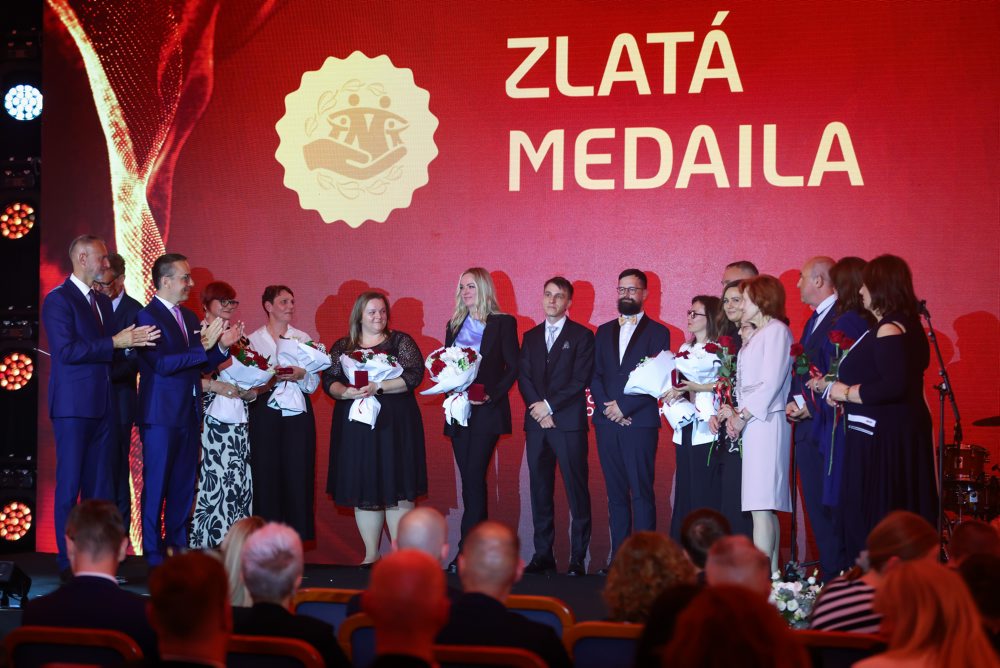 Minister práce E. Tomáš udelil 36 laureátom rezortné vyznamenania