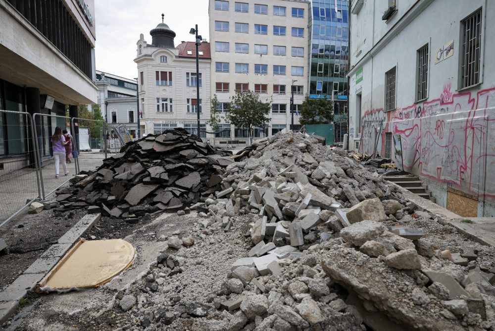 Rekonštrukcia Námestia Nežnej revolúcie v Bratislave  