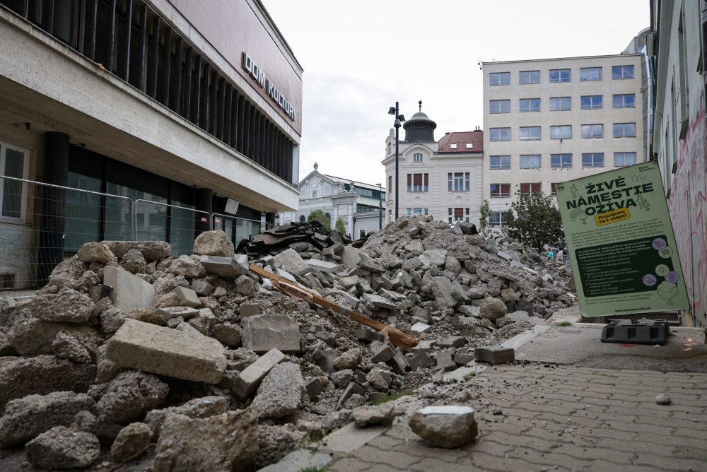 Rekonštrukcia Námestia Nežnej revolúcie v Bratislave  