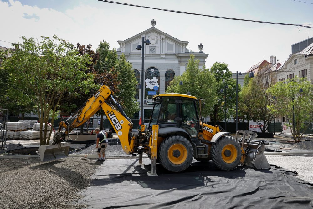 Rekonštrukcia Námestia Nežnej revolúcie v Bratislave  