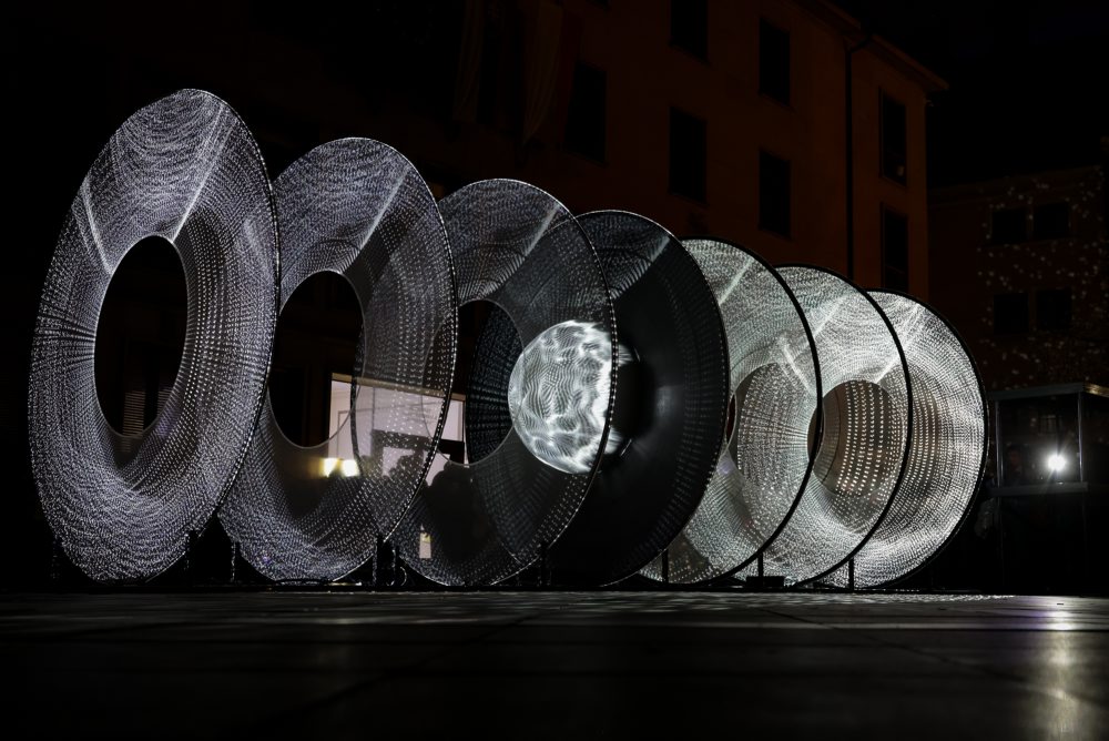 Atmosféra Medzinárodného festivalu súčasného umenia Biela noc v Bratislave, predstaví vyše 30 umeleckých projektov