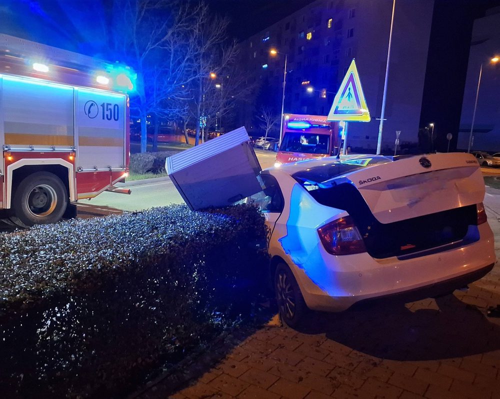 Hasiči zasahovali pri zrážke dvoch vozidiel v Trnave