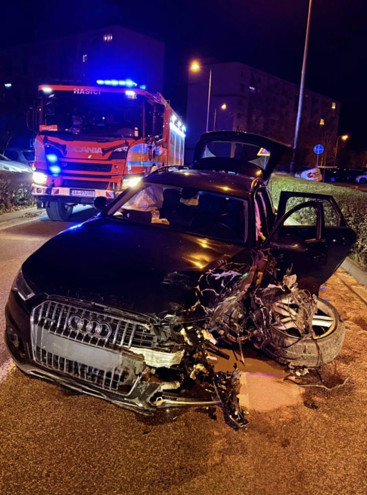 Hasiči zasahovali pri zrážke dvoch vozidiel v Trnave