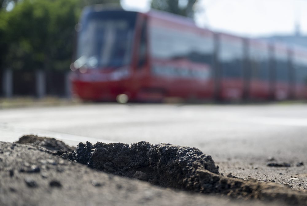 V Bratislave sa vykoľajila električka, zasahuje cez dva jazdné pruhy