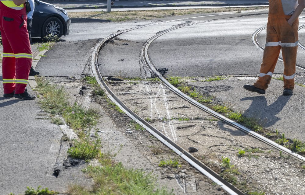V Bratislave sa vykoľajila električka, zasahuje cez dva jazdné pruhy