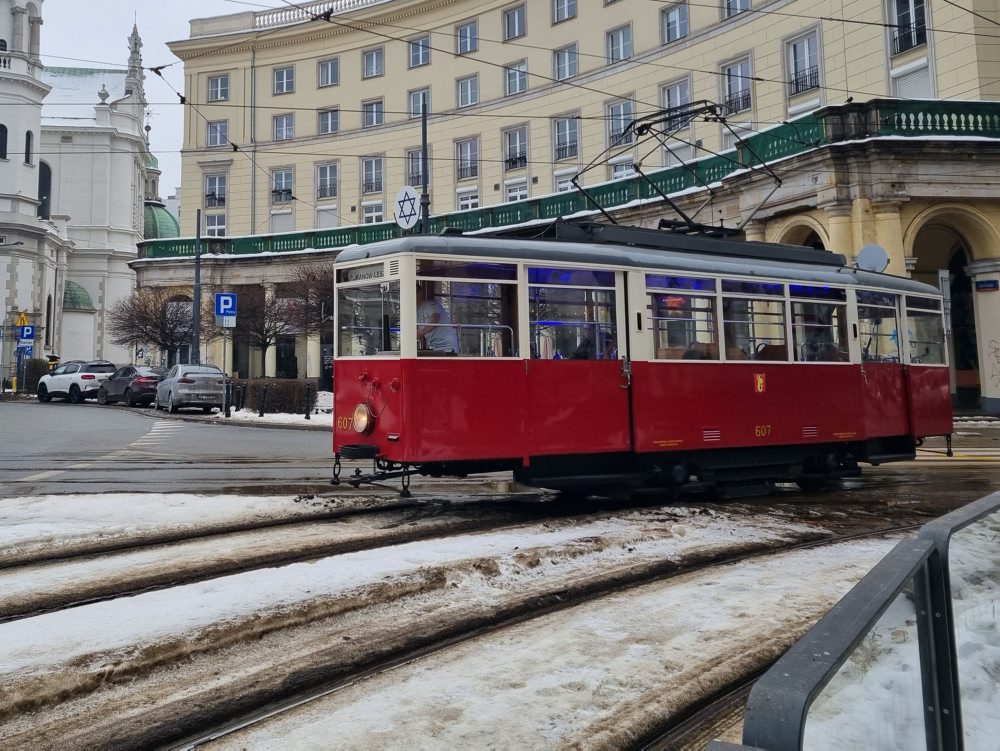 Varšava: Centrom mesta premáva prázdna električka pripomínajúca obete holokaustu