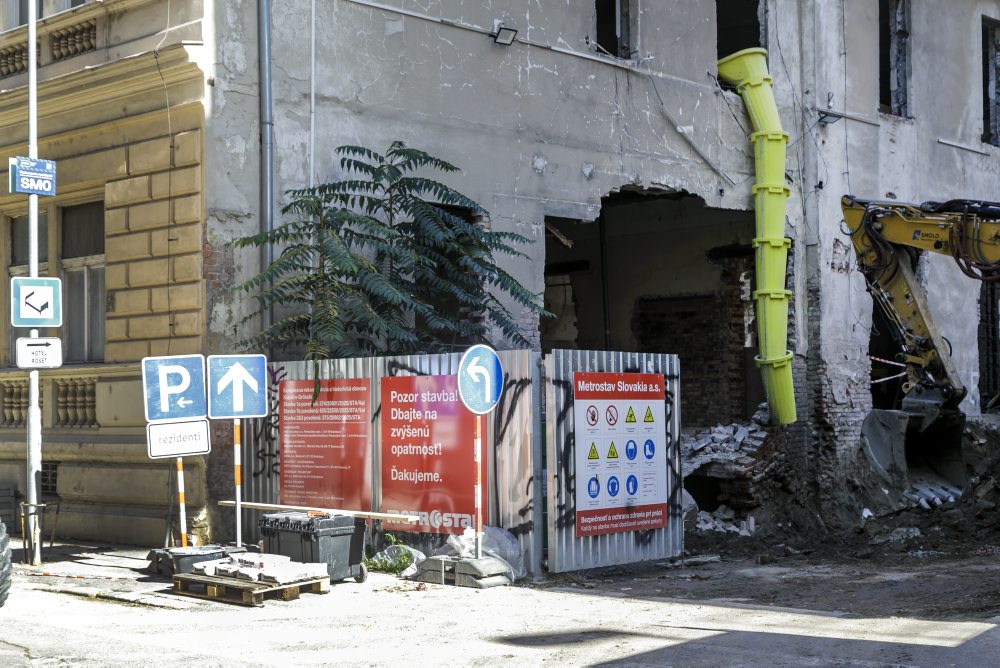 Uzatvorená Kúpeľná ulica v Bratislave, ktorú uzavreli pre hrozbu pádu steny budovy