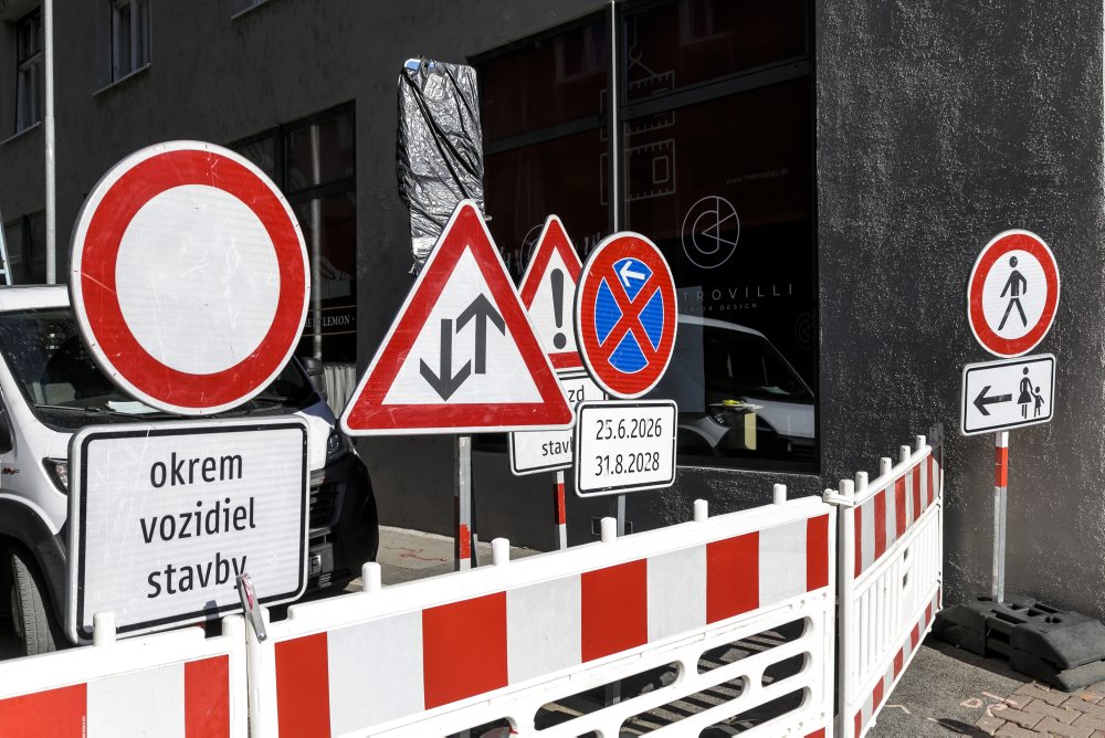 Uzatvorená Kúpeľná ulica v Bratislave, ktorú uzavreli pre hrozbu pádu steny budovy