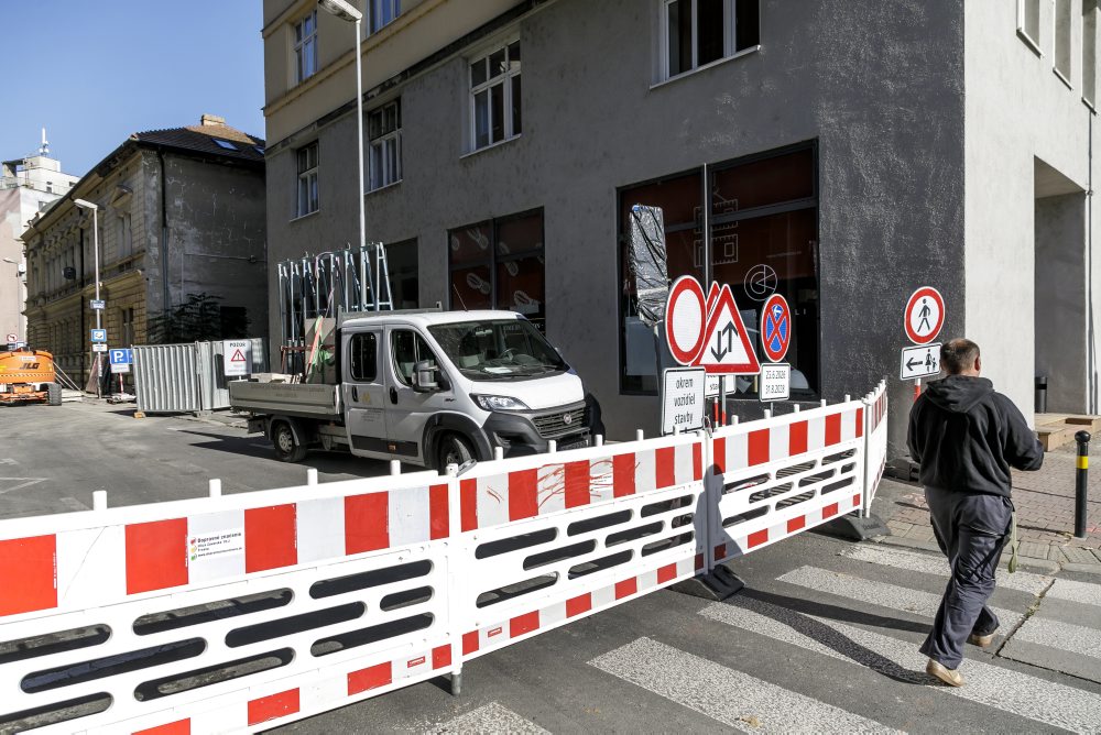 Uzatvorená Kúpeľná ulica v Bratislave, ktorú uzavreli pre hrozbu pádu steny budovy