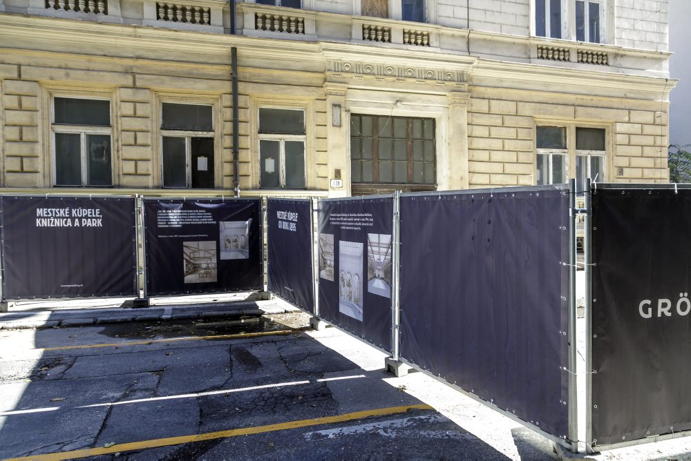 Uzatvorená Kúpeľná ulica v Bratislave, ktorú uzavreli pre hrozbu pádu steny budovy