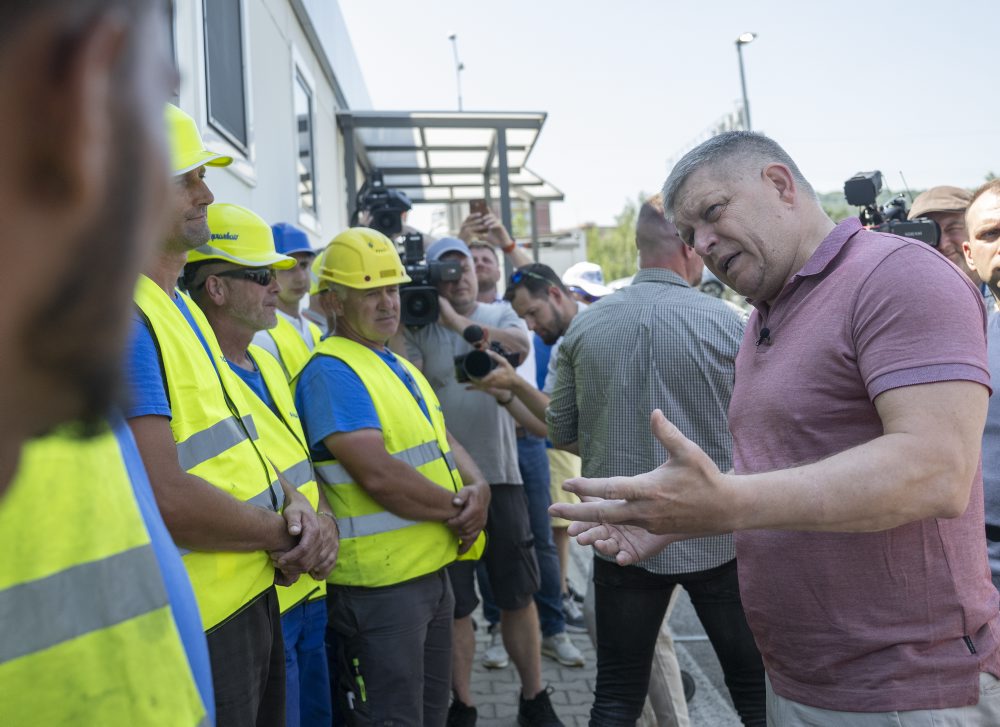 Predseda vlády SR Robert Fico navštívil robotníkov na diaľnici D2