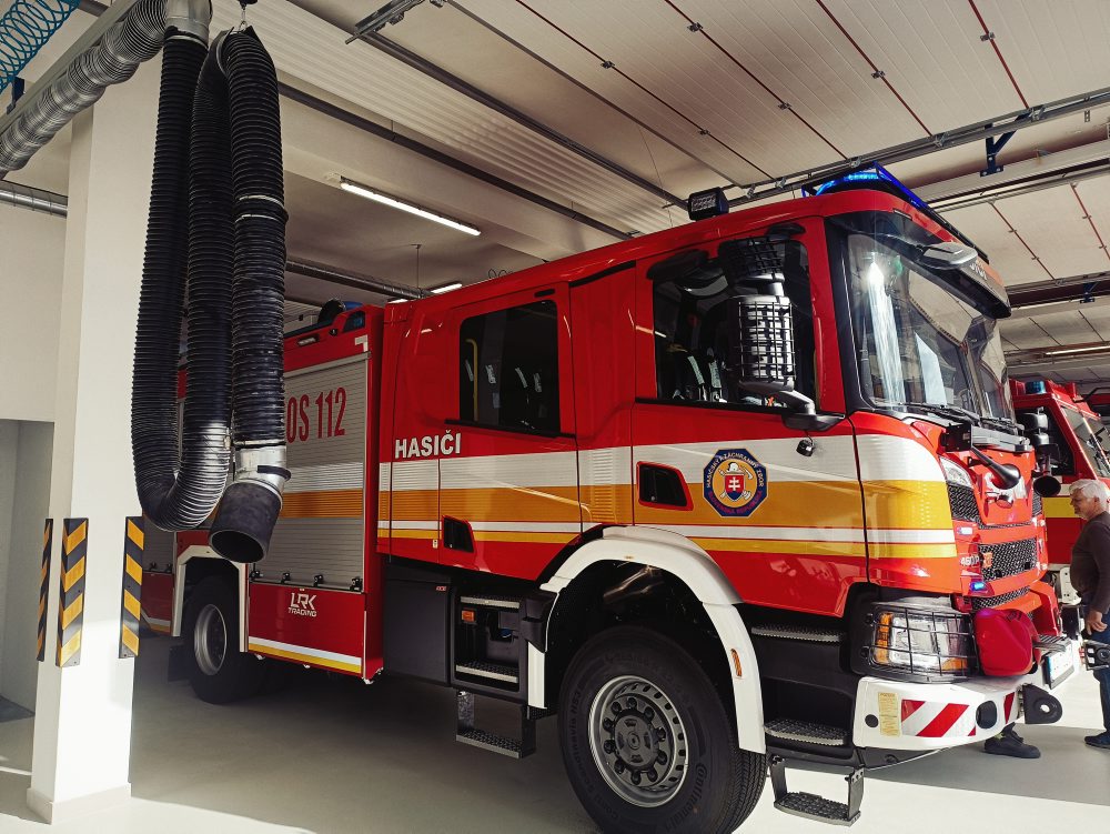 HaZZ: V Poltári otvorili novú hasičskú stanicu, pribudlo aj vozidlo Scania