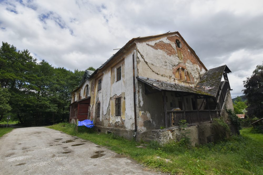 Betliar: V Nižnej Maši začali s obnovou strechy historického bytového domu