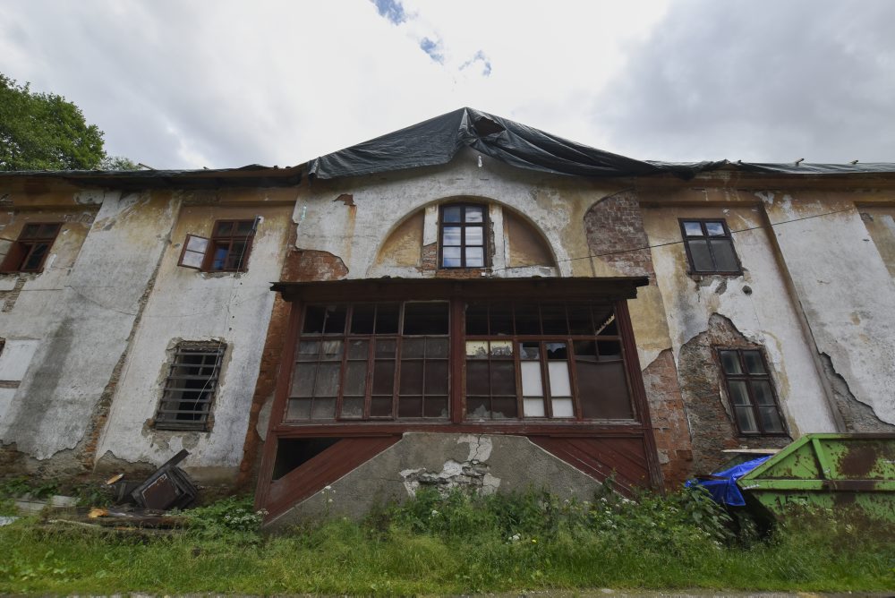 Betliar: V Nižnej Maši začali s obnovou strechy historického bytového domu