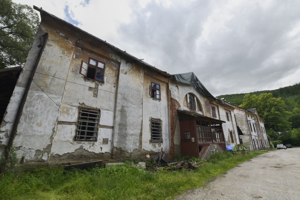 Betliar: V Nižnej Maši začali s obnovou strechy historického bytového domu