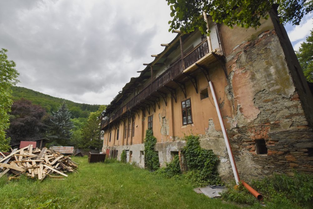 Betliar: V Nižnej Maši začali s obnovou strechy historického bytového domu