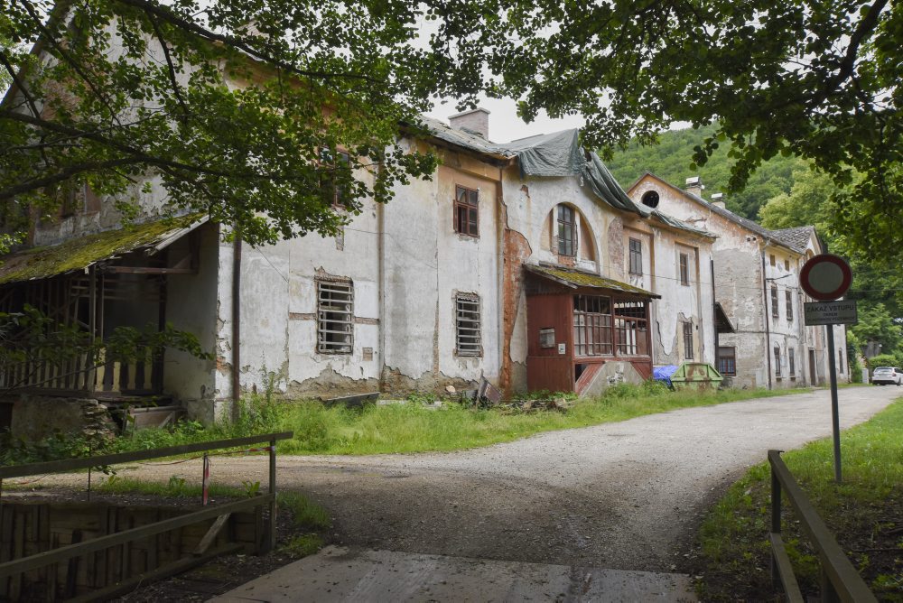 Betliar: V Nižnej Maši začali s obnovou strechy historického bytového domu