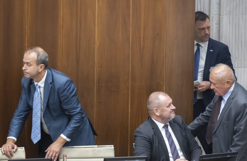 TARABA KONČÍ VO FUNKCII MINISTRA, PARLAMENT HO 77 HLASMI ODVOLAL