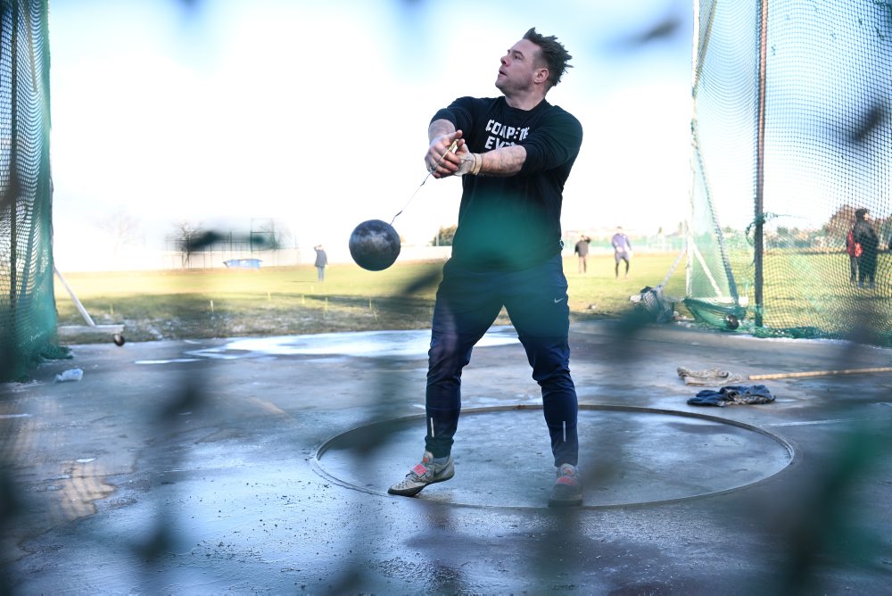 Silvestrovský hod bremenom v Trnave