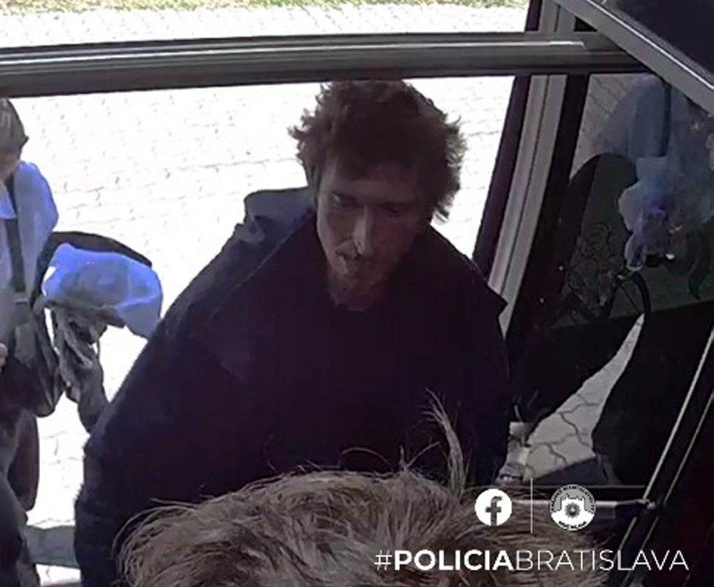 Polícia: Muž v MHD v Bratislave bezdôvodne napadol ženu a pokojne vystúpil
