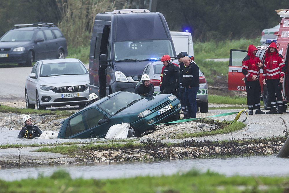 Nezvestný pár po sérii búrok našli mŕtvy v aute