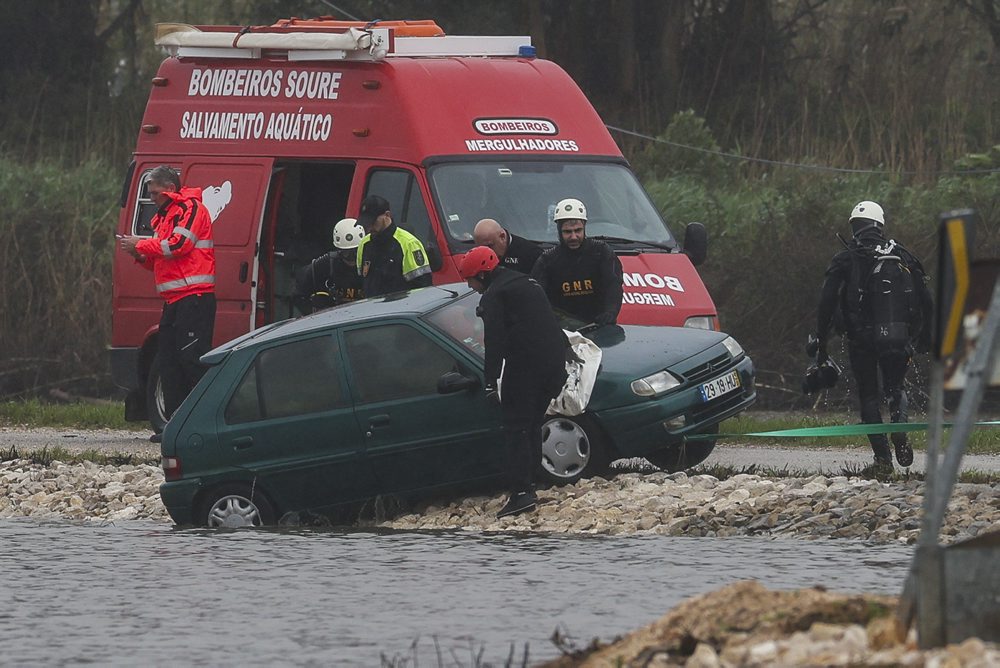 Nezvestný pár po sérii búrok našli mŕtvy v aute