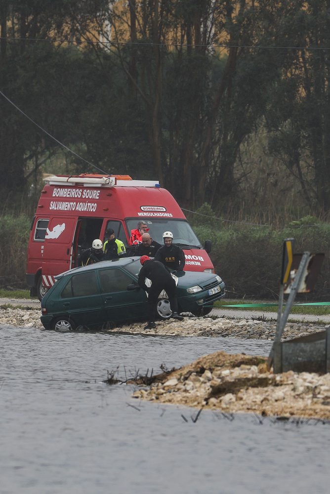 Nezvestný pár po sérii búrok našli mŕtvy v aute