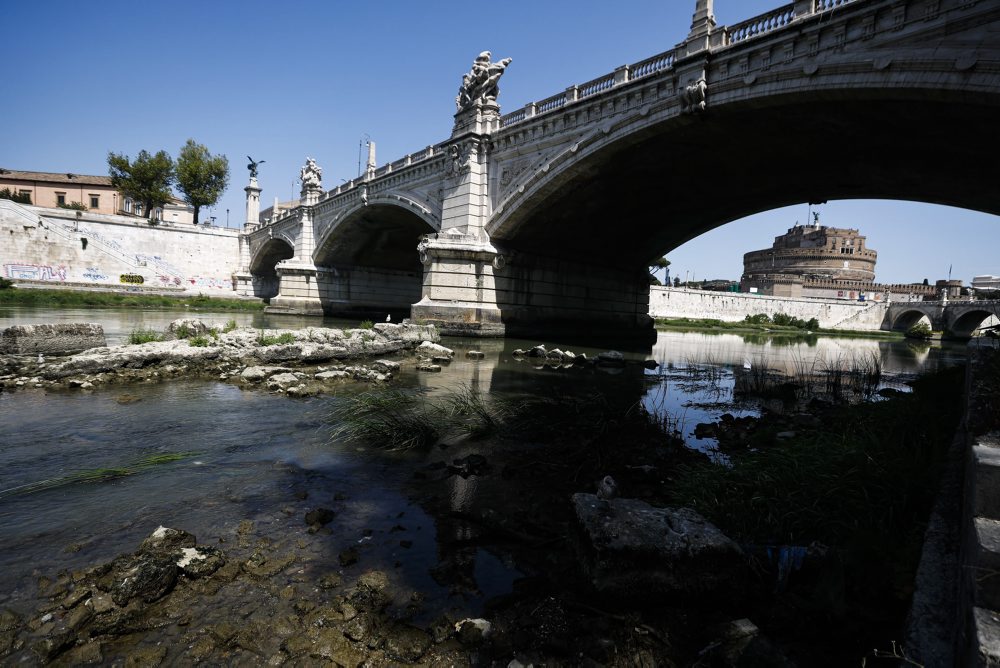 Odhalenie ruín Nerovho mosta v čiastočne vyschnutom koryte rieky Tiber v Ríme