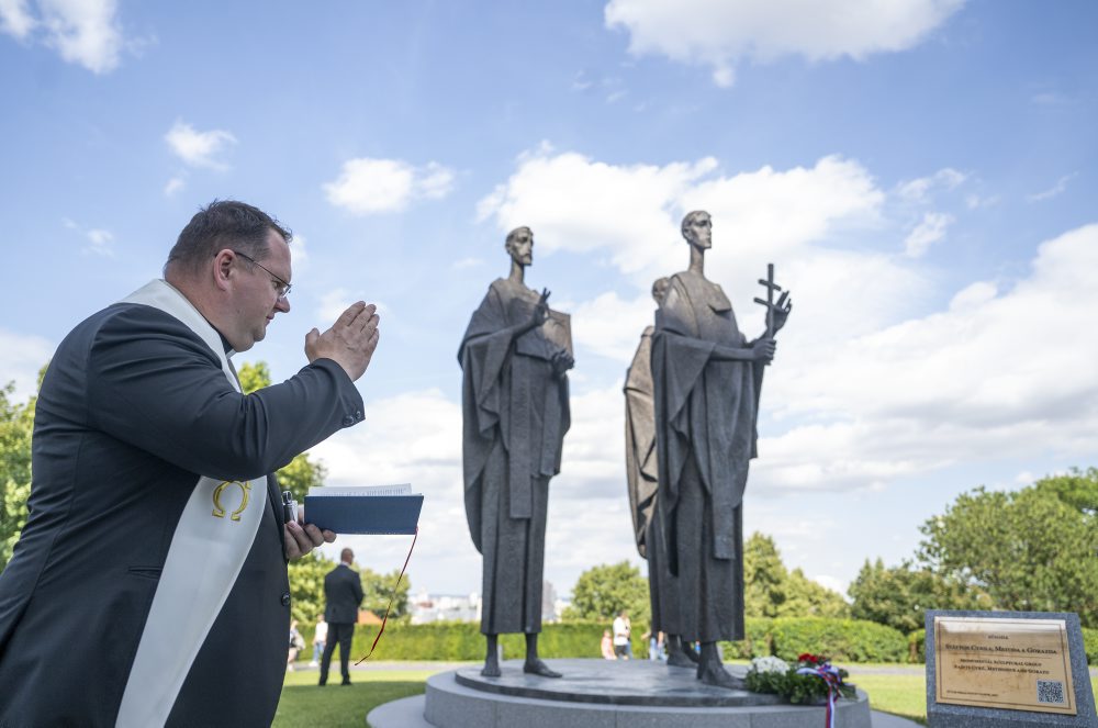 Nová pamätná tabuľa pri súsoší sv. Cyrila, Metoda a Gorazda na Bratislavskom hrade