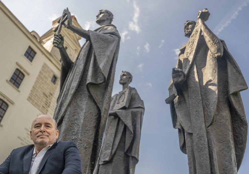 Nová pamätná tabuľa pri súsoší sv. Cyrila, Metoda a Gorazda na Bratislavskom hrade