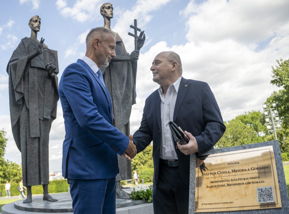 Nová pamätná tabuľa pri súsoší sv. Cyrila, Metoda a Gorazda na Bratislavskom hrade