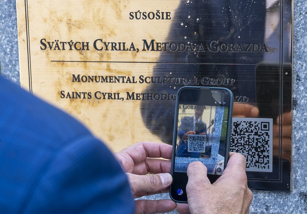 Nová pamätná tabuľa pri súsoší sv. Cyrila, Metoda a Gorazda na Bratislavskom hrade