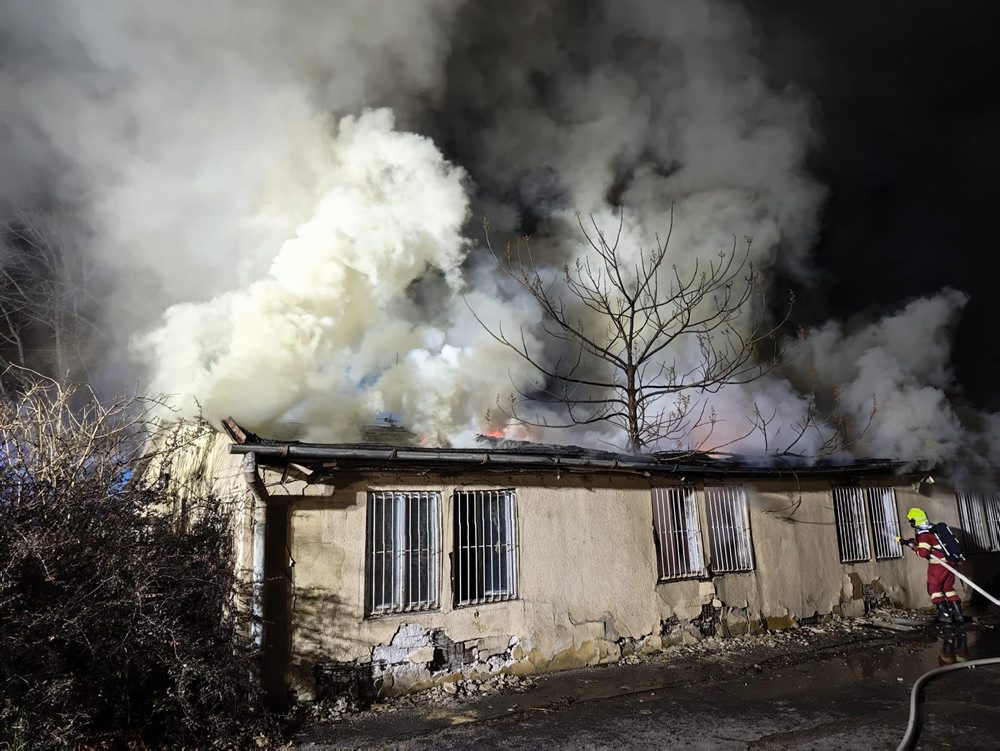 V noci horela opustená budova v areáli trnavskej nemocnice, nikto sa nezranil