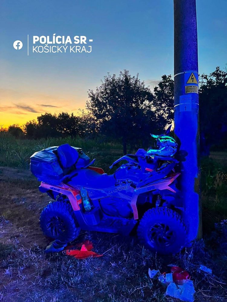 Polícia: Vodič na štvorkolke narazil v obci Hraň do stĺpa elektrického vedenia