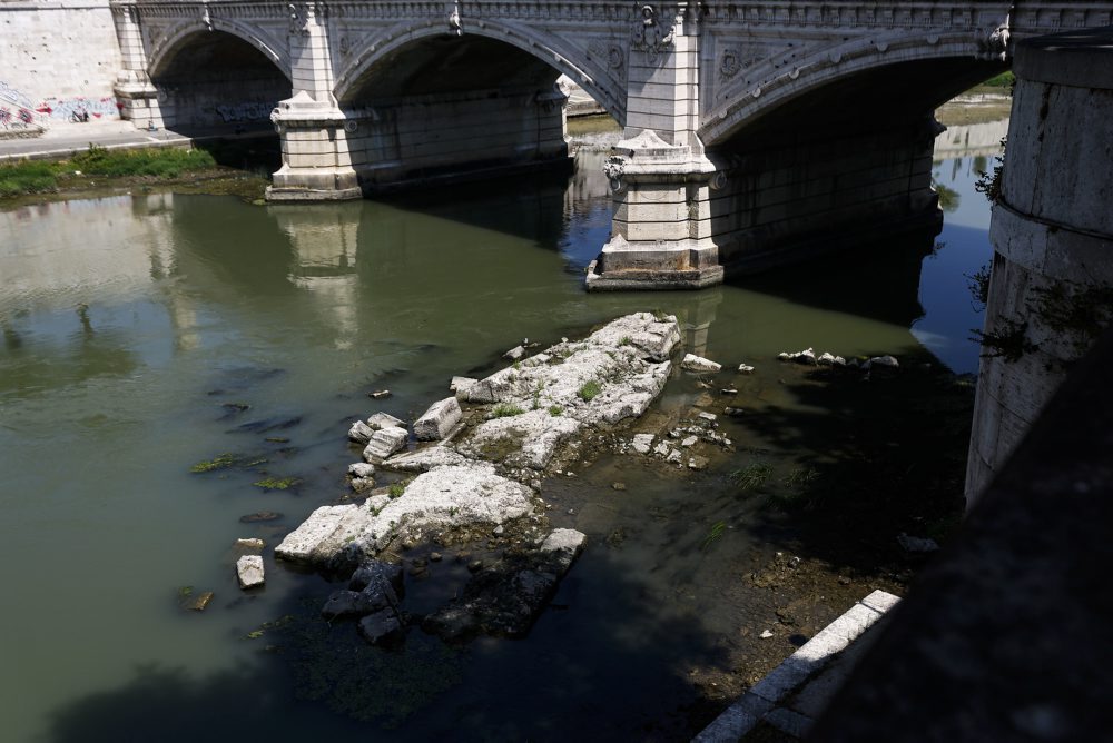 Odhalenie ruín Nerovho mosta v čiastočne vyschnutom koryte rieky Tiber v Ríme
