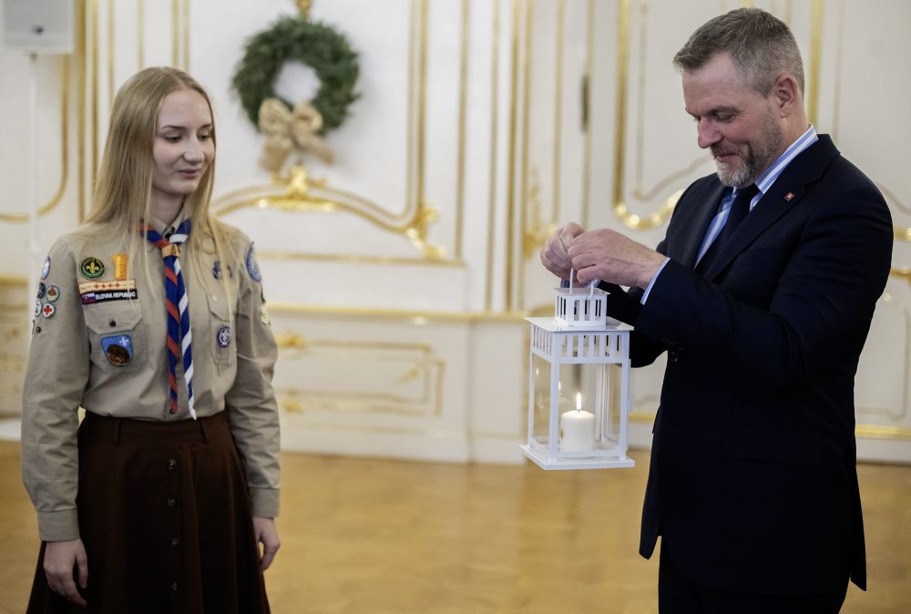 Prezident SR Peter Pellegrini prijal Betlehemské svetlo od slovenských skautov