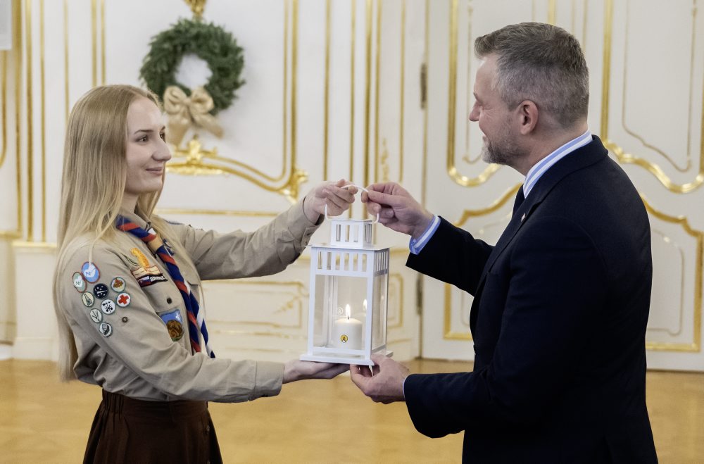 Prezident SR Peter Pellegrini prijal Betlehemské svetlo od slovenských skautov