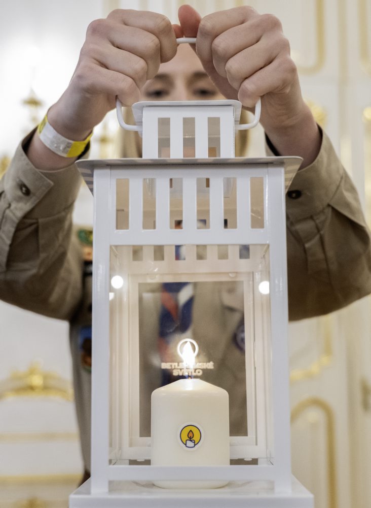 Prezident SR Peter Pellegrini prijal Betlehemské svetlo od slovenských skautov