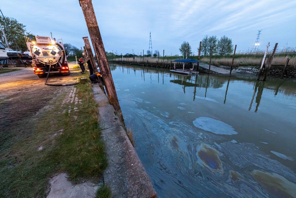 Prístav Antverpy po úniku ropných látok znovu otvorili